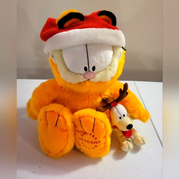 Macy's 25th Anniversary Limited Edition Garfield Christmas Plush Toy - Picture 1 of 5